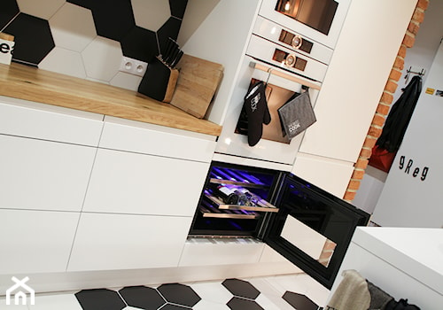 Moje Pierwsze M - 53.5 m2 - Sląsk - Średnia otwarta z salonem biała czarna z zabudowaną lodówką kuchnia w kształcie litery g, styl skandynawski - zdjęcie od Grzegorz - Mały Inwestor