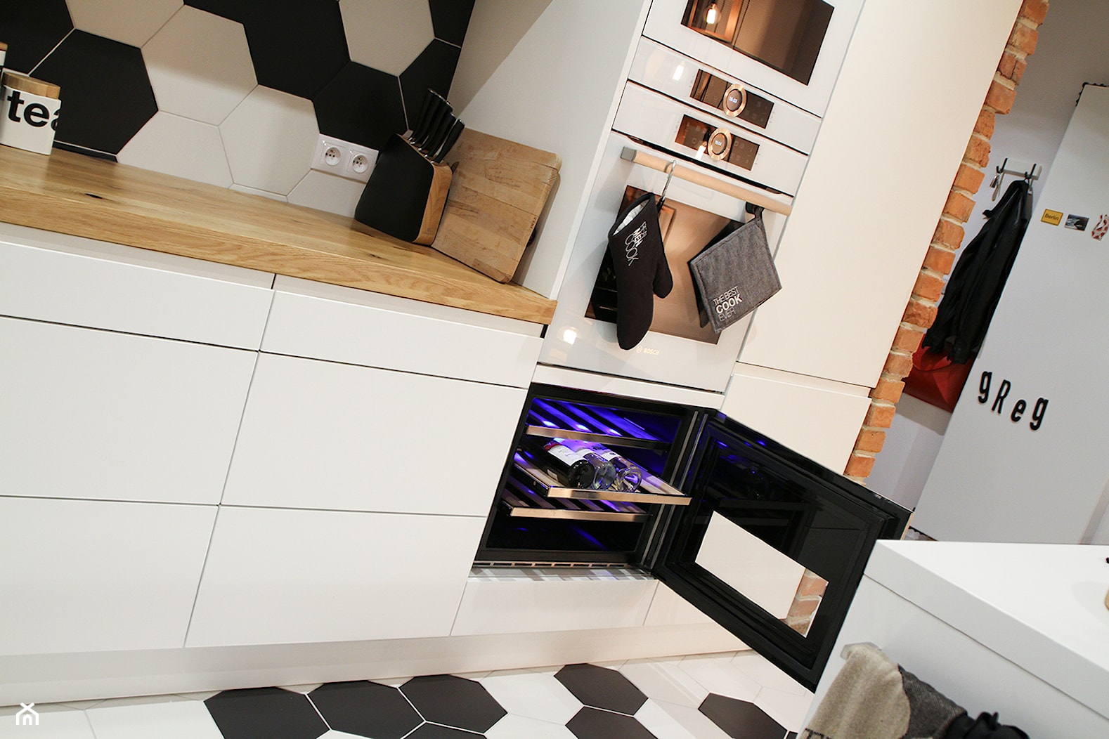 Moje Pierwsze M - 53.5 m2 - Sląsk - Średnia otwarta z salonem biała czarna z zabudowaną lodówką kuchnia w kształcie litery g, styl skandynawski - zdjęcie od Grzegorz - Mały Inwestor - Homebook