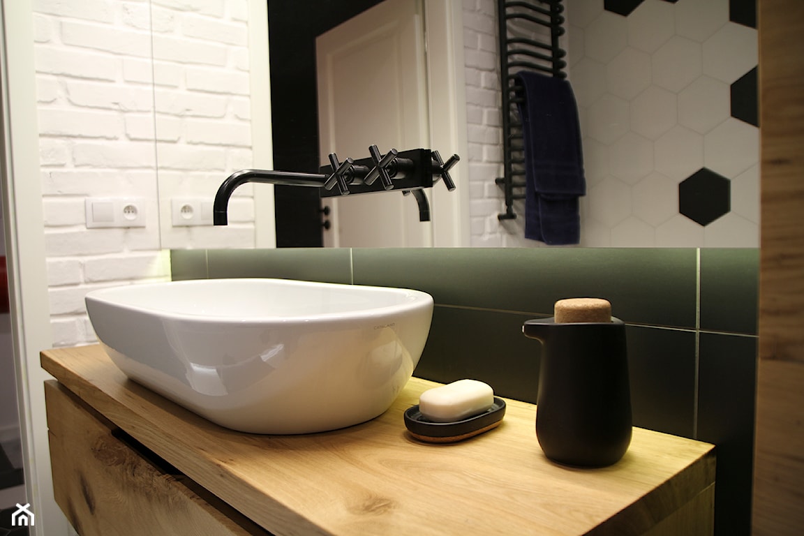 łazienka w stylu eklektycznym, umywalka nablatowa, czarna bateria naścienna