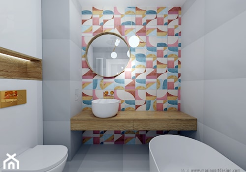 Jasna łazienka, złote dodatki kolorowe płytki - zdjęcie od MORINAartdesign