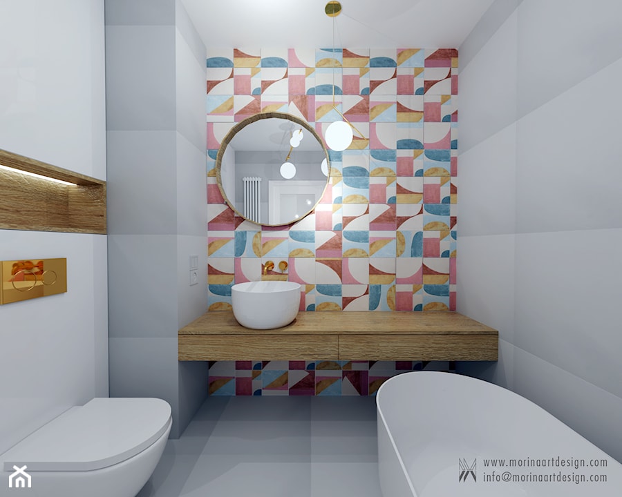 Jasna łazienka, złote dodatki kolorowe płytki - zdjęcie od MORINAartdesign