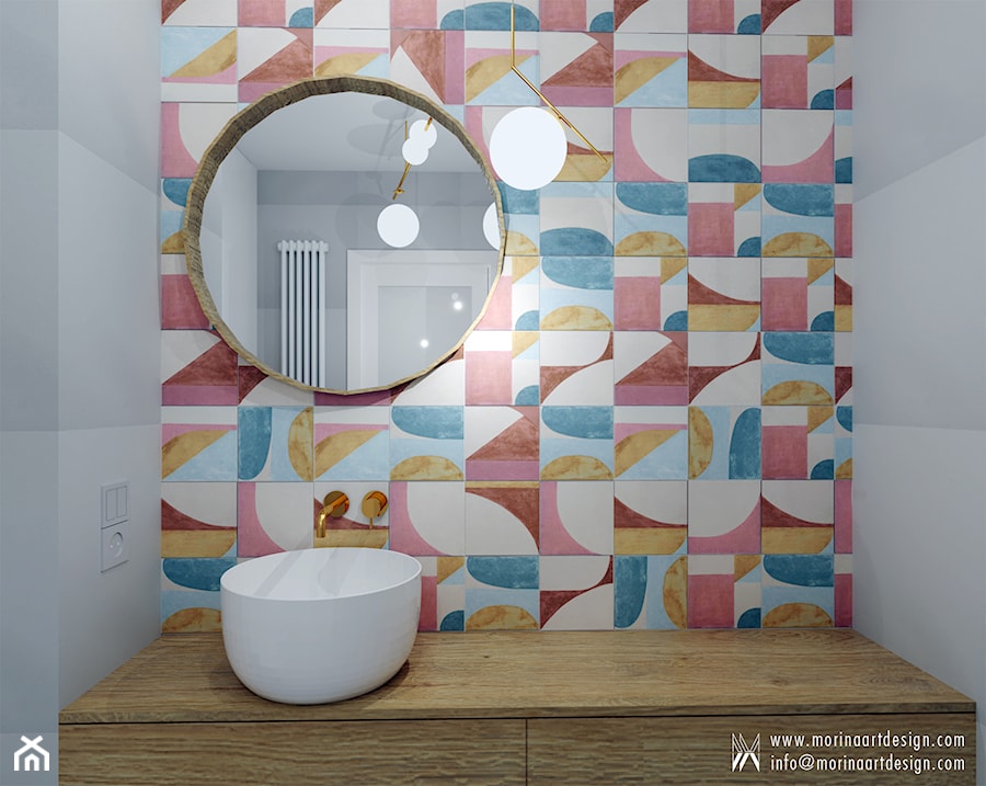 Jasna łazienka z kolorowymi płytkami i złota armaturą - zdjęcie od MORINAartdesign