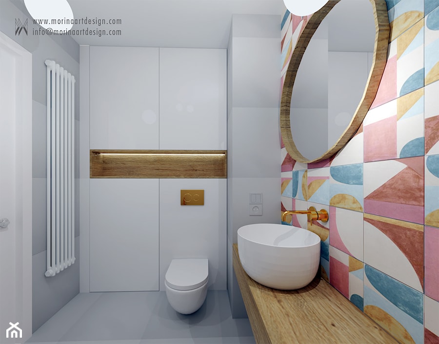 Jasna łazienka z kolorowymi płytkami i złota armaturą - zdjęcie od MORINAartdesign