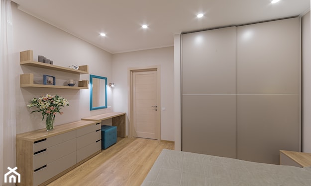 minimalistyczna szafa z przesuwnymi drzwiami w sypialni