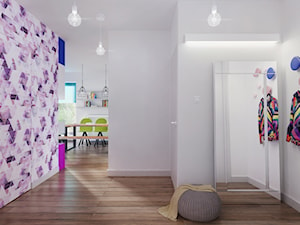 Kolory lata na Pradze - apartament 71m2 - Duży z wieszakiem biały fioletowy hol / przedpokój, styl nowoczesny - zdjęcie od Boho Studio