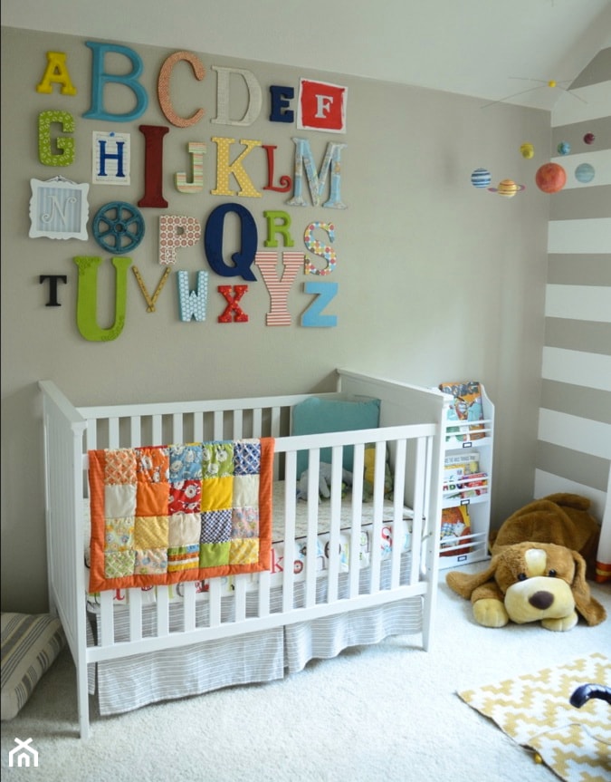 Średni szary pokój dziecka dla niemowlaka dla chłopca, styl nowoczesny - zdjęcie od Refabric