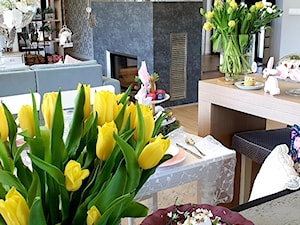 Kadr z wyspy kuchennej na otwarty salon i hol - zdjęcie od WIEJSKASIELANKA - BLOG: instagram: @wiejskasielanka_