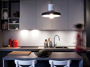 Mieszkanie Wrocław - Mała z salonem biała z zabudowaną lodówką z podblatowym zlewozmywakiem kuchnia jednorzędowa z kompozytem na ścianie nad blatem kuchennym, styl minimalistyczny - zdjęcie od Pracownia projektowa Pazdyka Cisowska