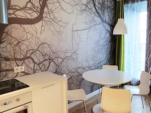 Nowoczesne mieszkanie z motywem drzewa - Mała szara jadalnia w kuchni, styl nowoczesny - zdjęcie od NOLKplan