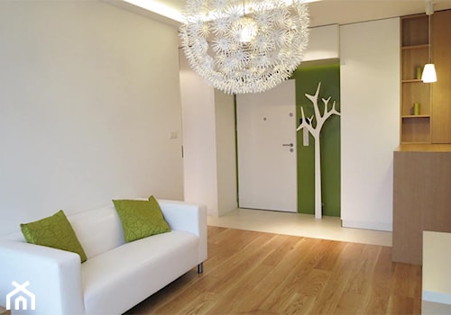 Nowoczesne mieszkanie z motywem drzewa - Mały biały salon, styl nowoczesny - zdjęcie od NOLKplan