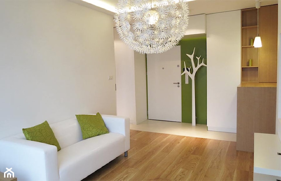 Nowoczesne mieszkanie z motywem drzewa - Mały biały salon, styl nowoczesny - zdjęcie od NOLKplan