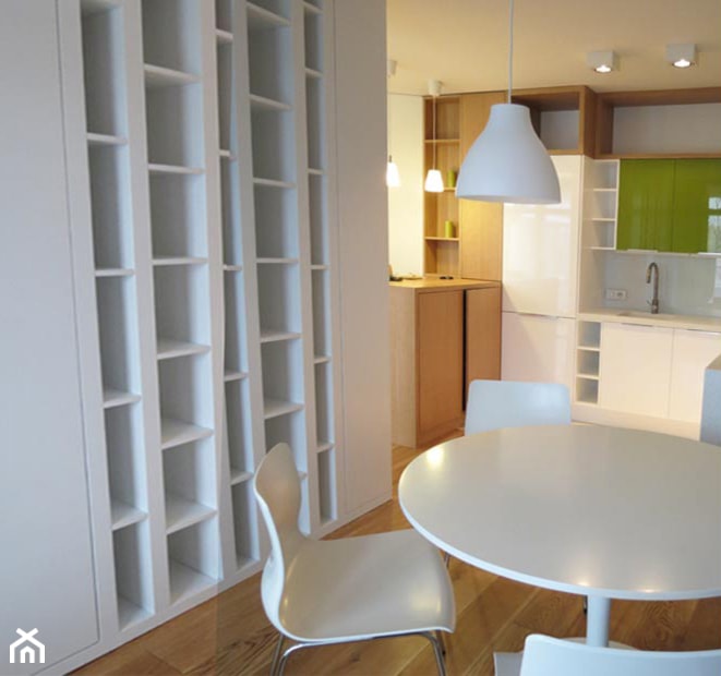 Nowoczesne mieszkanie z motywem drzewa - Mała szara jadalnia w kuchni, styl nowoczesny - zdjęcie od NOLKplan