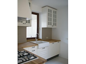 Dom w Kampinosie - Średnia zamknięta z salonem beżowa biała z zabudowaną lodówką z nablatowym zlewozmywakiem kuchnia w kształcie litery l z oknem, styl tradycyjny - zdjęcie od NOLKplan