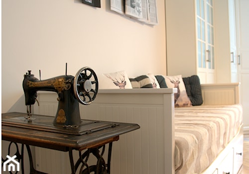 Klasyczny salon - Mały biały salon, styl skandynawski - zdjęcie od Mieszkaniowe Metamorfozy