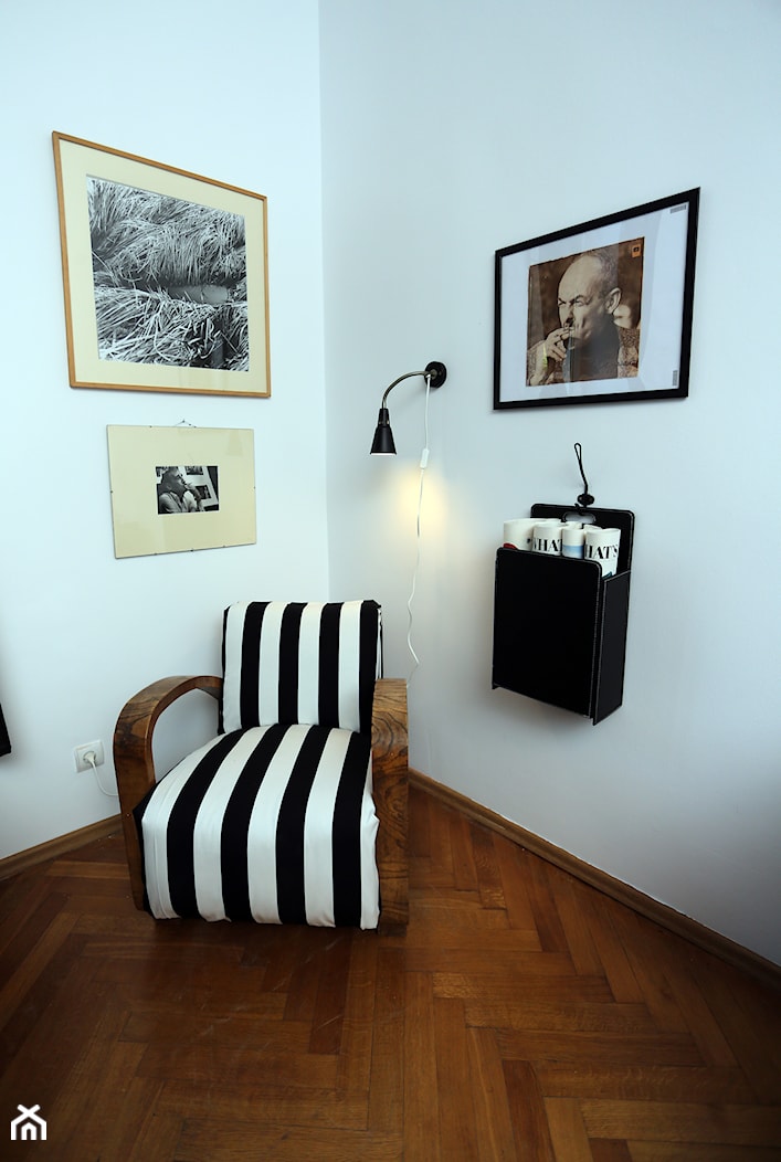 Biało czarny fotel. - zdjęcie od Mieszkaniowe Metamorfozy - Homebook