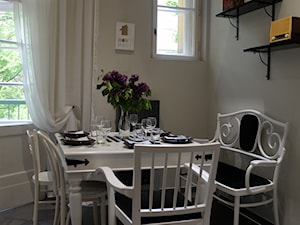 Funkcjonalna Skandynawia - Mała szara jadalnia jako osobne pomieszczenie - zdjęcie od Mieszkaniowe Metamorfozy