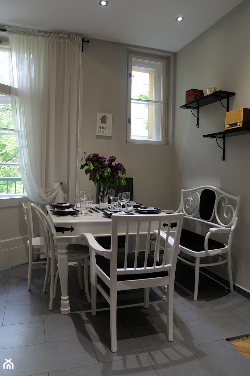 Funkcjonalna Skandynawia - Mała szara jadalnia jako osobne pomieszczenie - zdjęcie od Mieszkaniowe Metamorfozy