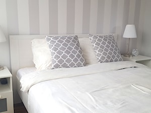 Stylowa sypialnia - Mała biała szara sypialnia, styl tradycyjny - zdjęcie od Mieszkaniowe Metamorfozy
