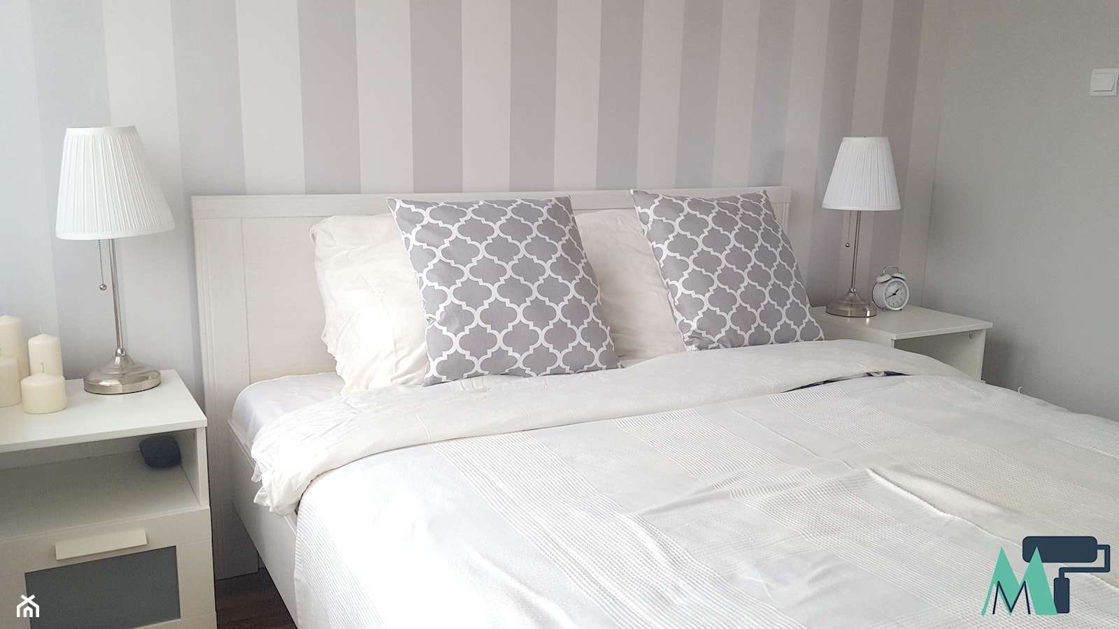Stylowa sypialnia - Mała biała szara sypialnia, styl tradycyjny - zdjęcie od Mieszkaniowe Metamorfozy - Homebook