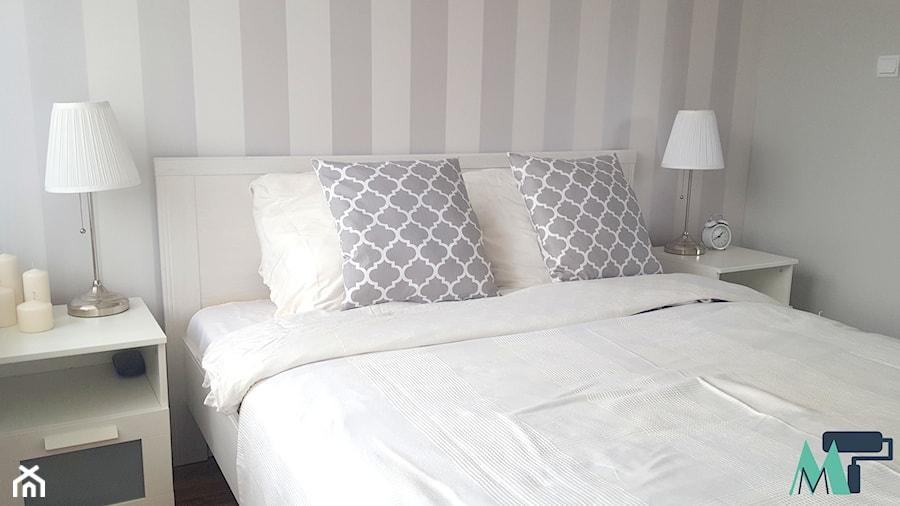 Stylowa sypialnia - Mała biała szara sypialnia, styl tradycyjny - zdjęcie od Mieszkaniowe Metamorfozy