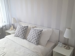 Stylowa sypialnia - Mała biała szara sypialnia, styl glamour - zdjęcie od Mieszkaniowe Metamorfozy