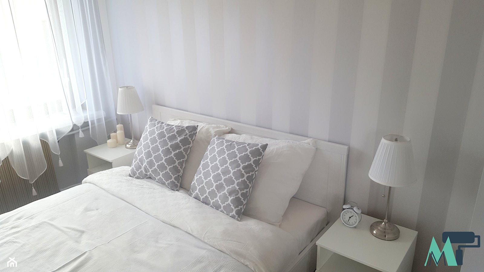 Stylowa sypialnia - Mała biała szara sypialnia, styl glamour - zdjęcie od Mieszkaniowe Metamorfozy - Homebook