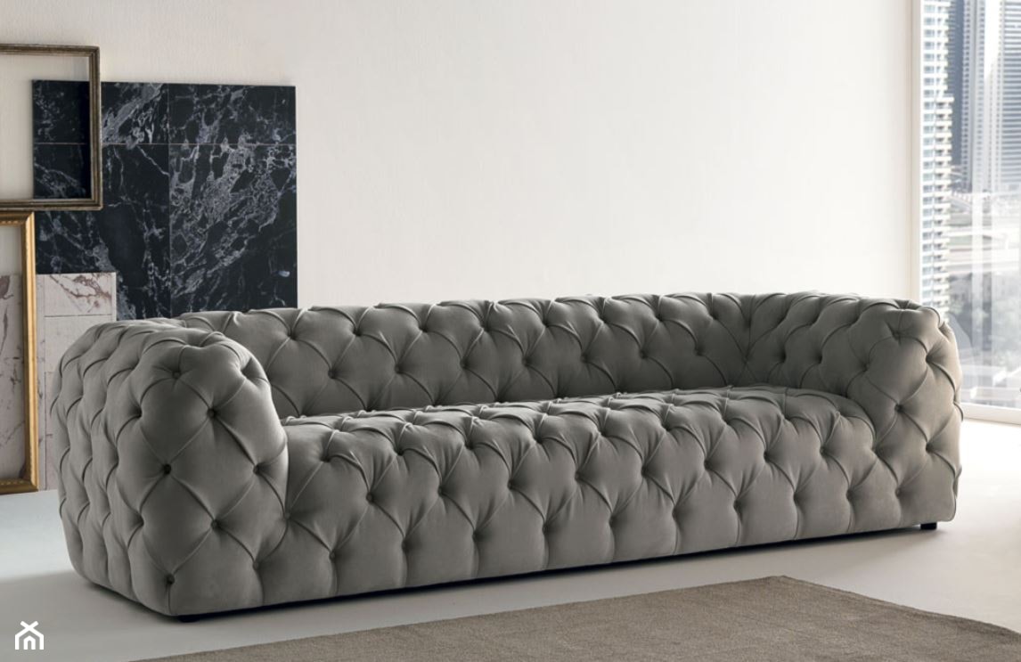 beżowa sofa z wypukłymi dekoracjami w nowoczesnym salonie