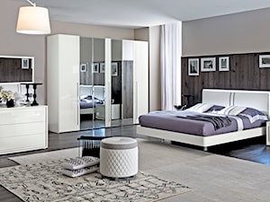 Meble włoskie - Duża beżowa szara sypialnia z balkonem / tarasem, styl nowoczesny - zdjęcie od RAD-POL