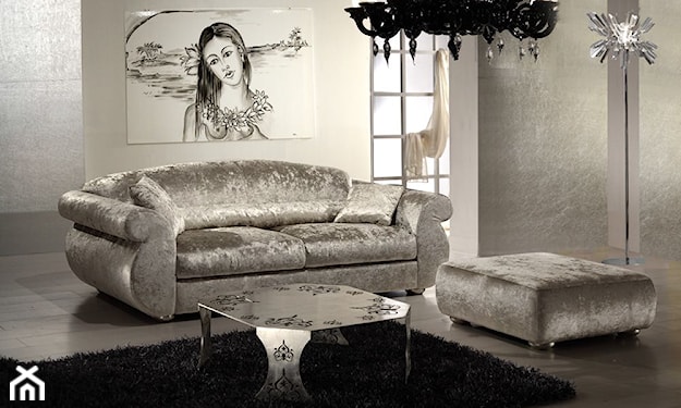 sofa ze srebrnym obiciem, srebrny stolik z ozdobnymi żłobieniami, czarny dywan z długim włosiem