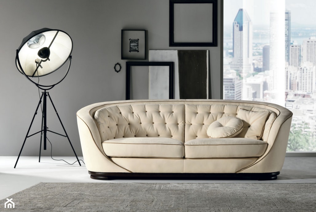 beżowa sofa w nowoczesnym salonie