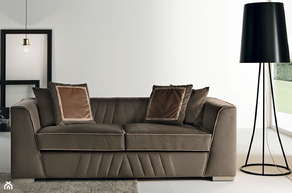 szara minimalistyczna sofa w nowoczesnym salonie