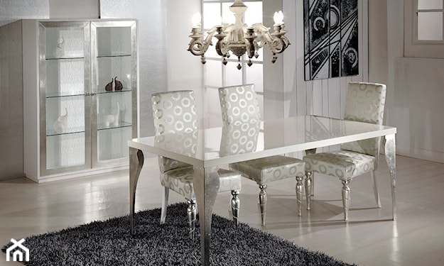 biały stół, grafitowy dywan, krzesła w białym obiciu