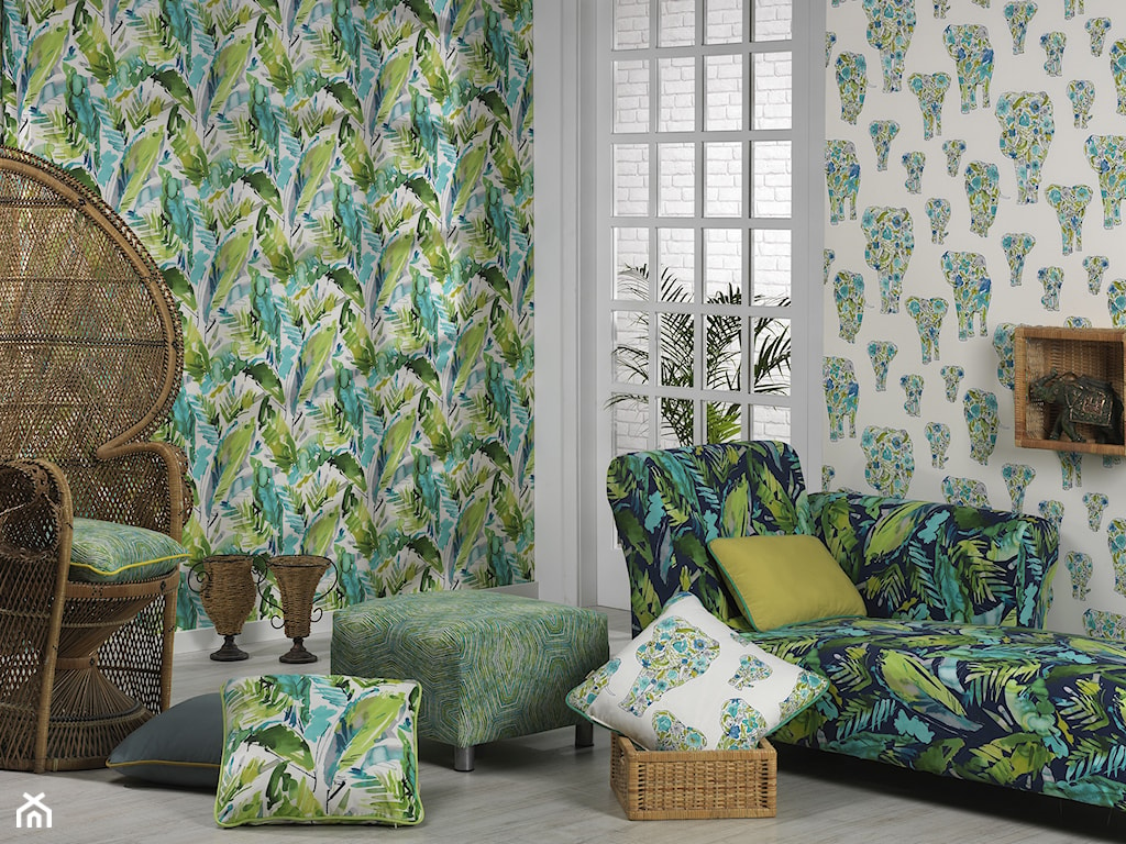 zielony salon, wzorzysta tapeta, wiklinowy fotel
