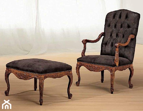 ciemnobrązowy fotel z podnóżkiem w stylu klasycznym