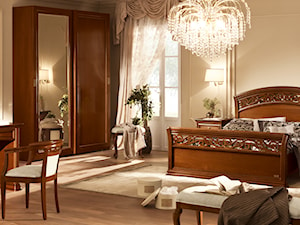 Meble włoskie - Duża beżowa sypialnia z balkonem / tarasem, styl tradycyjny - zdjęcie od RAD-POL