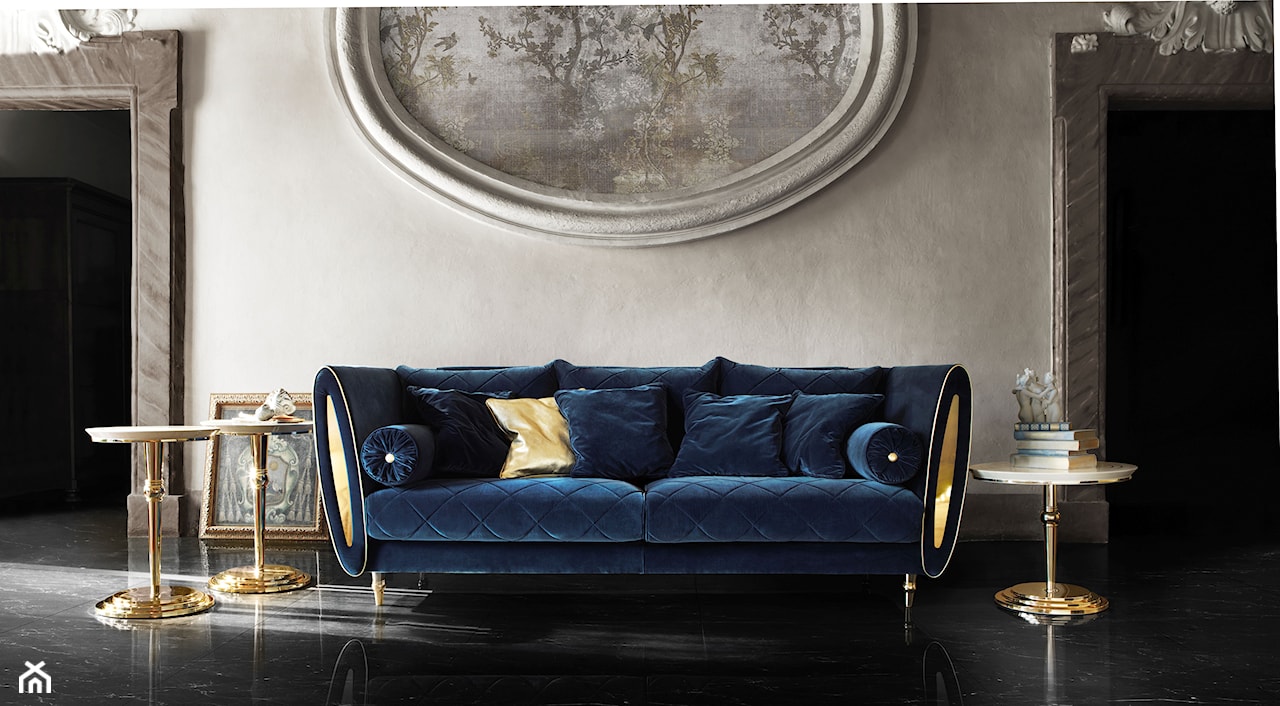 granatowa sofa ze złotymi akcentami w nowoczesnym salonie