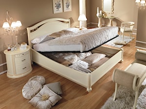 Meble włoskie - Średnia brązowa z biurkiem sypialnia, styl tradycyjny - zdjęcie od RAD-POL