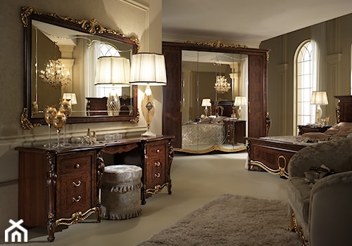 Meble włoskie - Duża beżowa z biurkiem sypialnia, styl tradycyjny - zdjęcie od RAD-POL