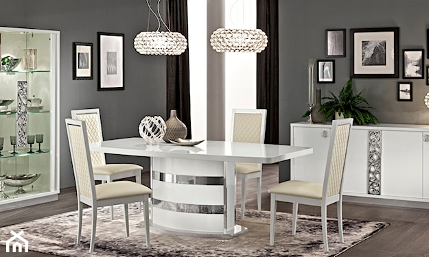 biały stół, beżowy dywan, kryształowy żyrandol