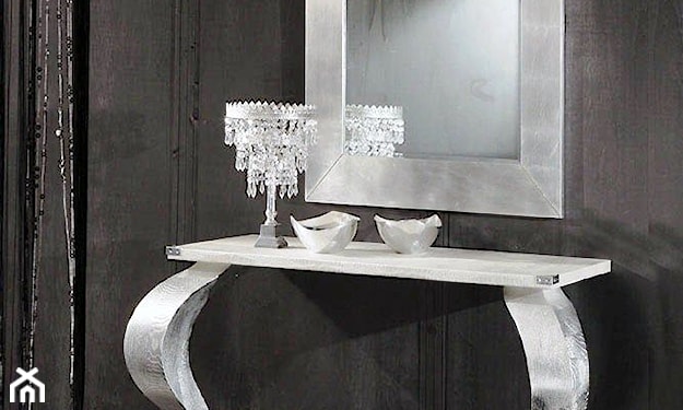 srebrny stolik, lustro ze srebrną ramą. czarna ściana