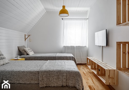 Dom Alpejski Spa Premium, Kościelisko - Mała biała szara sypialnia na poddaszu, styl skandynawski - zdjęcie od www.tatrytop.pl