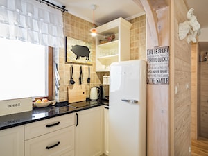 Dom Malina, Zakopane - Mała otwarta z zabudowaną lodówką z lodówką wolnostojącą kuchnia w kształcie litery l z oknem, styl rustykalny - zdjęcie od www.tatrytop.pl