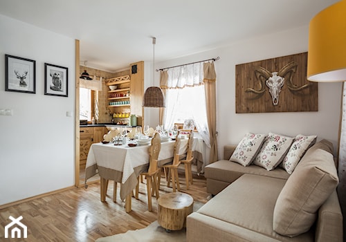 Dom Miód, Zakopane - Mały biały salon z kuchnią z jadalnią, styl rustykalny - zdjęcie od www.tatrytop.pl