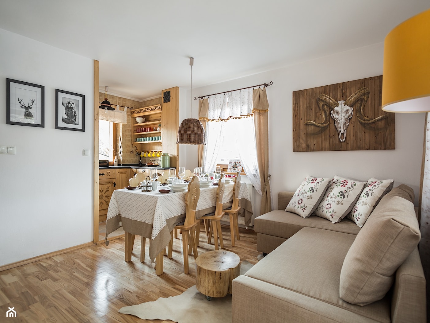 Dom Miód, Zakopane - Mały biały salon z kuchnią z jadalnią, styl rustykalny - zdjęcie od www.tatrytop.pl - Homebook