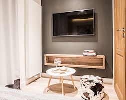 Apartament Szymoszkowa Prestige - Mała biała szara sypialnia, styl rustykalny - zdjęcie od www.tatrytop.pl - Homebook
