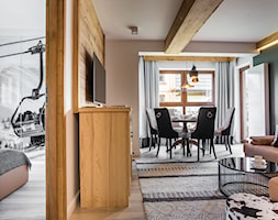 Apartament Szymoszkowa Prestige - Mały beżowy szary salon z jadalnią z tarasem / balkonem, styl now ... - zdjęcie od www.tatrytop.pl - Homebook