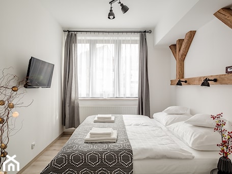 Aranżacje wnętrz - Sypialnia: Apartament Granitica Nellin 2, Zakopane - Mała biała sypialnia, styl skandynawski - www.tatrytop.pl. Przeglądaj, dodawaj i zapisuj najlepsze zdjęcia, pomysły i inspiracje designerskie. W bazie mamy już prawie milion fotografii!