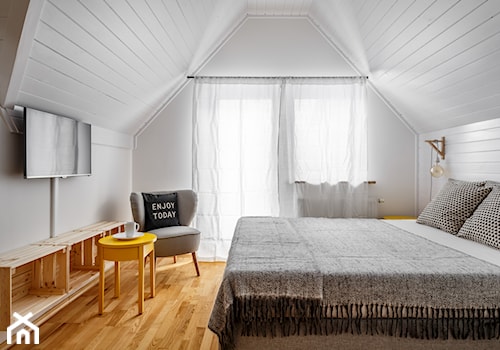 Dom Alpejski Spa Premium, Kościelisko - Mała średnia biała sypialnia na poddaszu z balkonem / tarasem, styl skandynawski - zdjęcie od www.tatrytop.pl