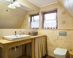 Dom Miód, Zakopane - Mała na poddaszu z lustrem łazienka z oknem, styl rustykalny - zdjęcie od www.tatrytop.pl - Homebook