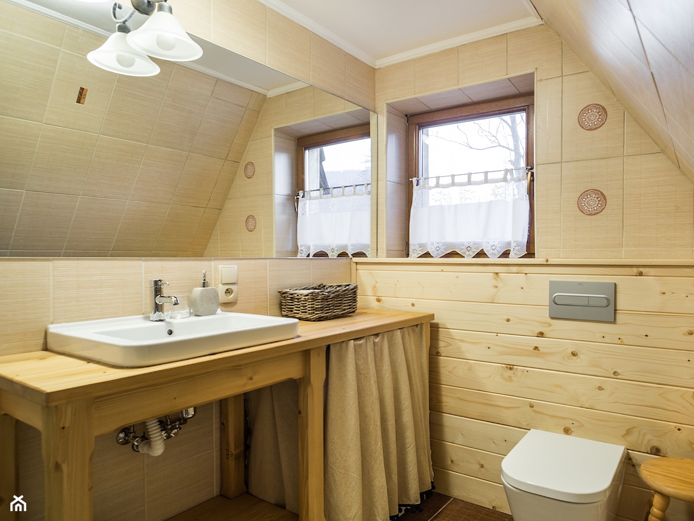 Dom Miód, Zakopane - Mała na poddaszu z lustrem łazienka z oknem, styl rustykalny - zdjęcie od www.tatrytop.pl - Homebook